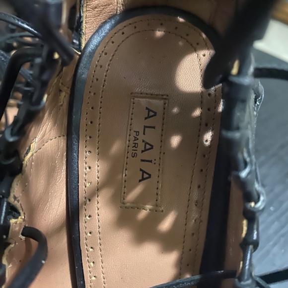 SUPER RARE ALAÏA Woven cut-out lace up sandals - Picture 8 of 12